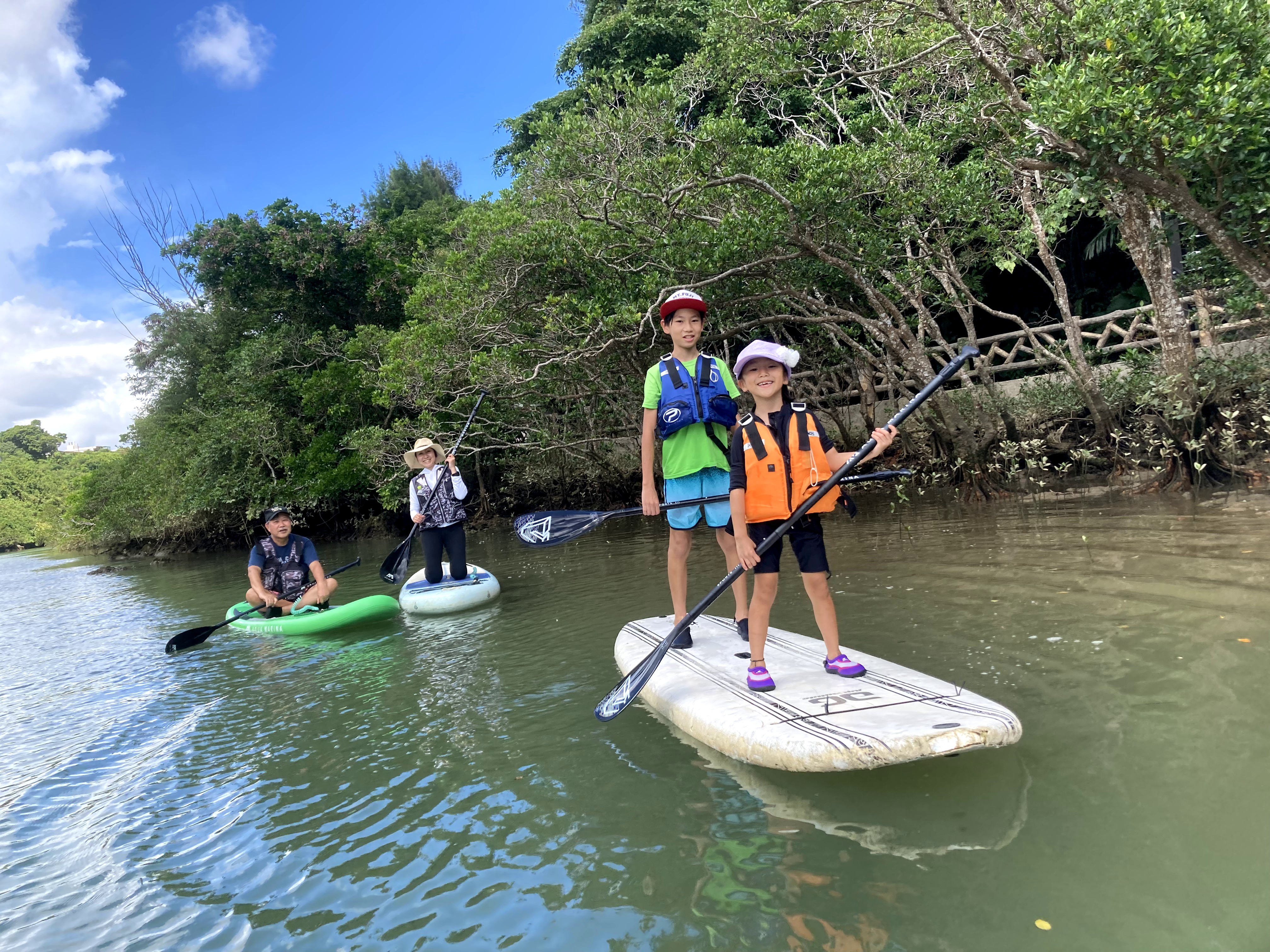 沖縄の自然の中で遊ぶSUP