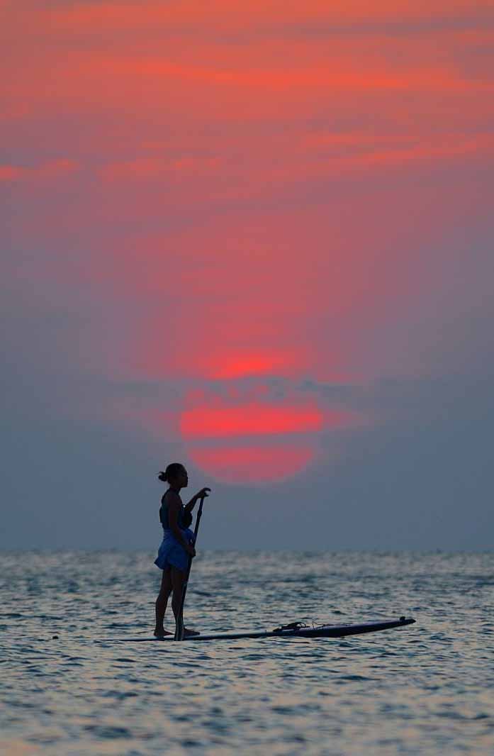 サンセットサップ（SUP）と沖縄の夕陽
